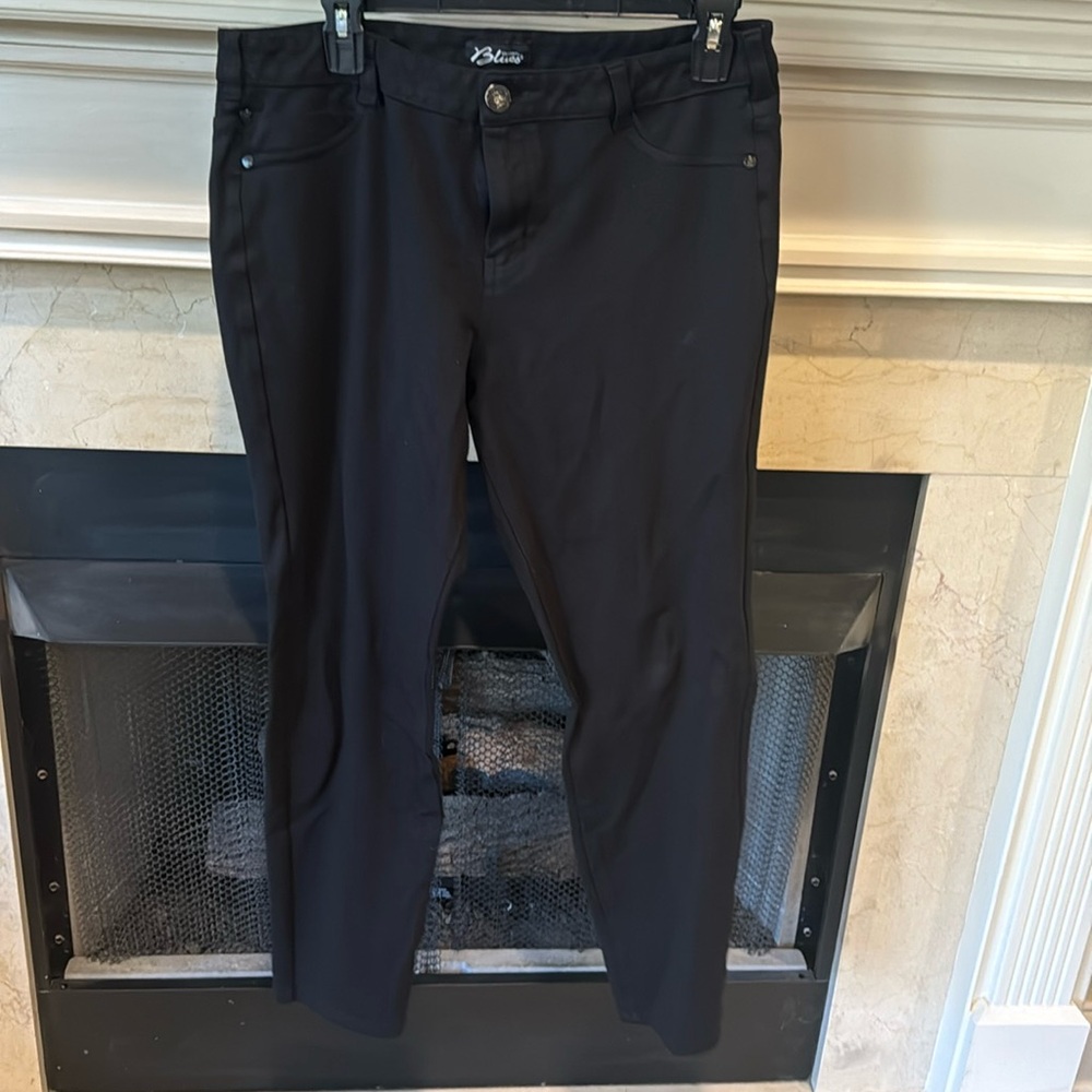 Size 14 black skinny pants. Worn several times. Listing # 705